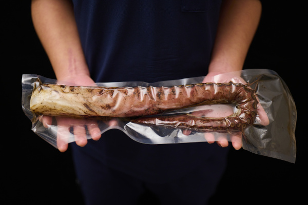大きなタコの足1本の豪快な炙り焼き。お刺身に、お料理にと楽しめます。