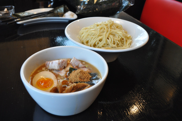 濃厚スープとつるつるもっちり麺で人気のスペシャルつけ麺をオンラインで