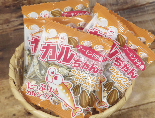 世代を超えて愛される味！オカベの「カルちゃんアーモンド小魚」で、おいしく手軽にカルシウム補給