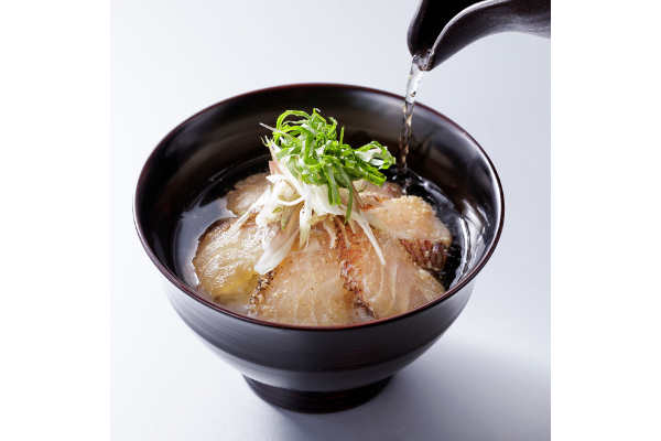 三陸の新たな海の恵みを食卓へ。炙り皮とごまだれが香る「天然真鯛の贅沢茶漬」