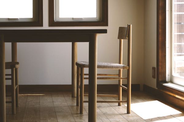 私たちの暮らしに“ちょうどいい”。日本の女性建築家とともに作った、片手でひょいと持ち上がる軽量「DECOチェア」