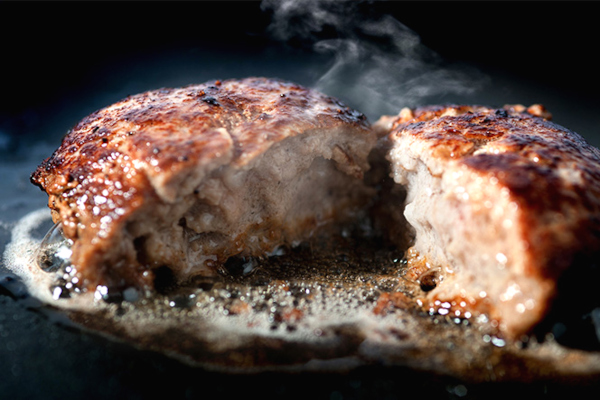 あふれる肉汁！黒毛和牛の6部位のうま味が詰まった「ともるの生ハンバーグ」