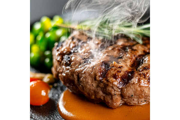 沖縄生まれのブランド豚を、食卓で。甘い脂が口でとろける「紅豚（べにぶた）ハンバーグセット」