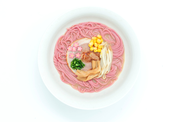 福岡・恋のくに発。「恋の担当」と老舗の熱意が生んだ「運命の赤い糸ラーメン」