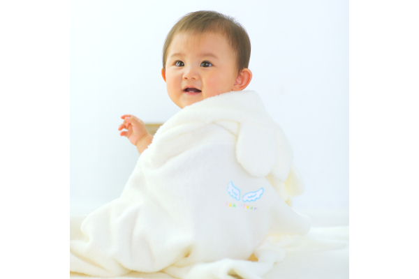 天使の羽根がかわいい「ベビーバスポンチョ」は、日本の伝統“背守り”がヒント