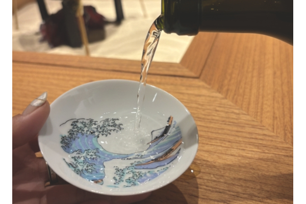 冷酒を注ぐとモノクロの葛飾北斎の絵がカラーに変身！美濃焼の伝統と最新技術が融合した「冷感北斎平盃3点セット」