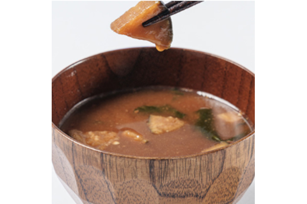 創業130周年の老舗味噌蔵から、揚げなすもおいしい「フリーズドライ赤だし味噌汁」と、名古屋めしには欠かせない万能味付け調味料「田楽みそ」