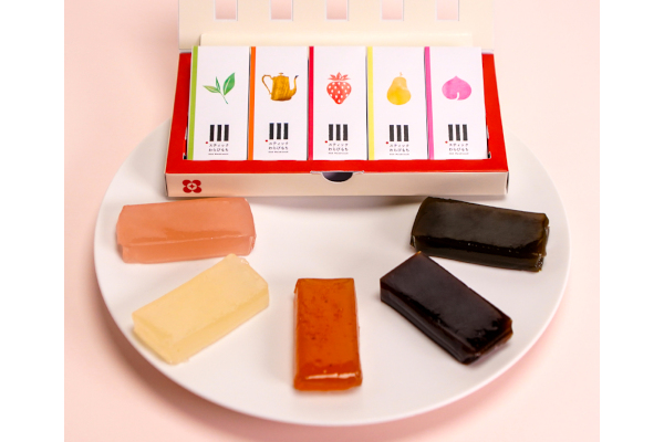 わらびもち専門店発！もちぷる食感、味も見た目もポップな「スティックわらびもち」