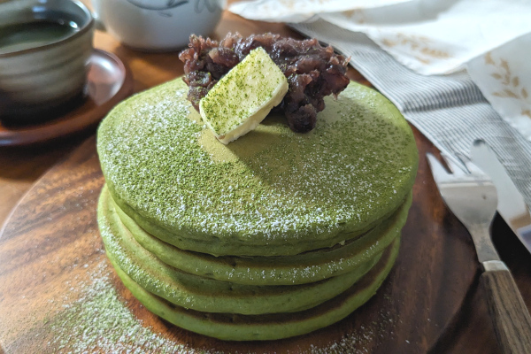 奈良の恵みを、朝の食卓へ。奈良県産米粉と茶葉の粉末入り「大和茶パンケーキミックス」と「奈良県産小麦使用ホットケーキミックス」