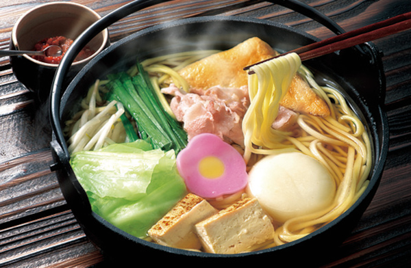 天然だしと特製めんにお好みの具材を入れて食べる新しい鍋のカタチ。博多で45年愛されるご当地麺「めんちゃんこ」