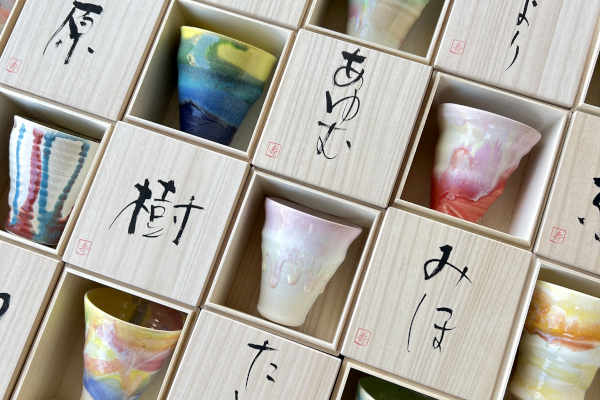 手書き文字入り木箱に一点物の器を入れて贈る、唯一無二のギフト「ル・スール」