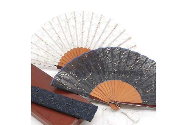 所作まで美しく。京都で300年続く職人技が光る、和洋折衷のエレガンス扇子「シャインレース」