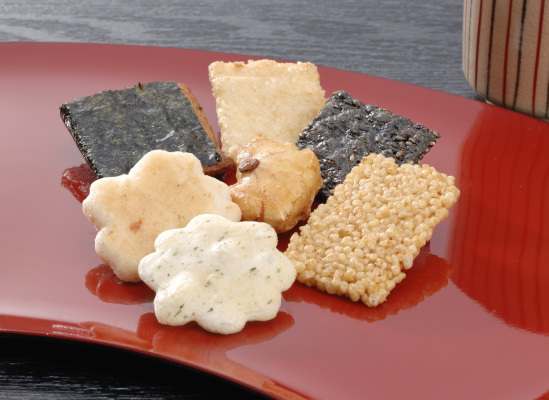 油分控えめでサクッと軽い！米粒成形のオリジナル製法の「おこげ揚げ餅」と「七宝あられ」