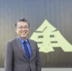 有限会社二軒茶屋餅角屋本店 代表取締役社長の鈴木成宗氏