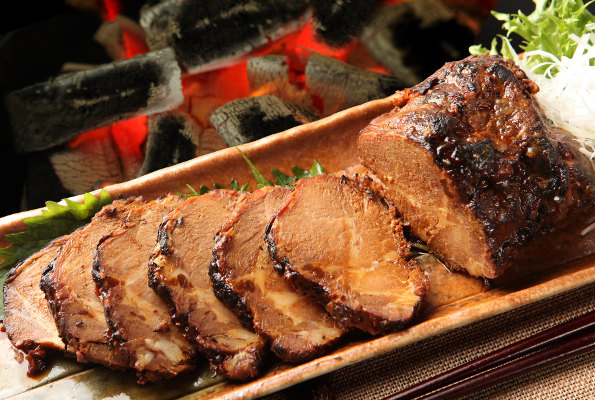 精肉店三代目が守る秘伝のタレと直火の誘惑。炭火の香りと、とろける口溶けに感動する「炭火焼豚」