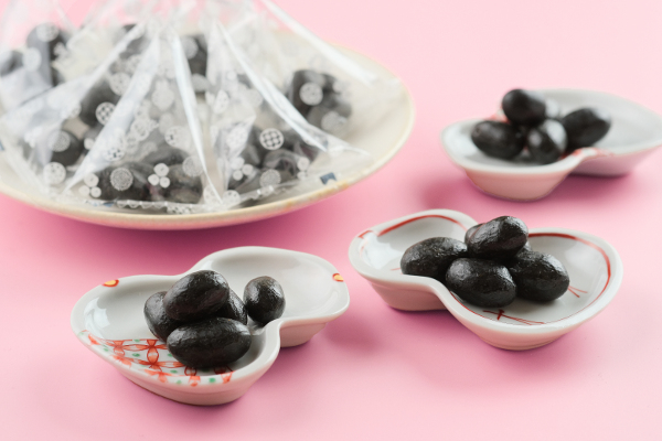 倒産の危機を救った奇跡のおやつ！創業150年の老舗が贈る新感覚豆菓子「テトラ竹炭豆」