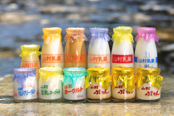瓶牛乳の温もりを次世代へ。伊勢の老舗が届ける、瓶詰め乳製品の「お伊勢参りセット」と新感覚スイーツ「山村ぷりんバーアイス」