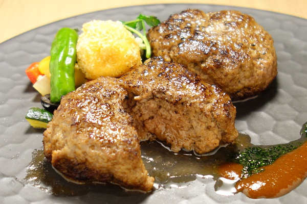 阿蘇の自社牧場で育った希少なあか牛を100%使用。ジュワッと溢れる肉汁の「熊本和牛あか牛ハンバーグ」と「熊本和牛あか牛缶詰セット」