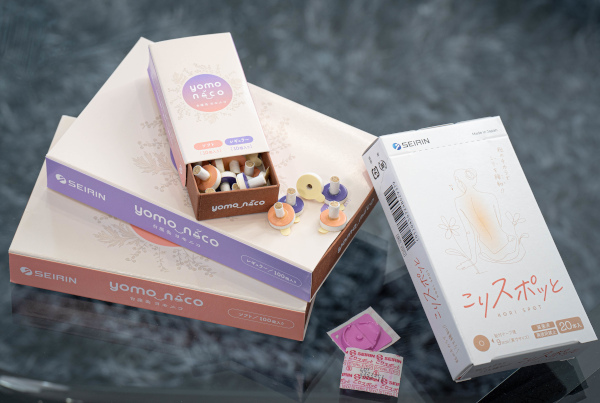 自分で簡単にできる鍼とお灸。刺さない鍼「こりスポッと」と熱さを抑えた台座灸「ヨモニコ」