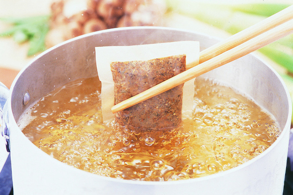 減塩食でもおいしい「大田記念病院が考えただしパック」は、国産原料を使用、食塩・砂糖・化学調味料を加えていないから安心！