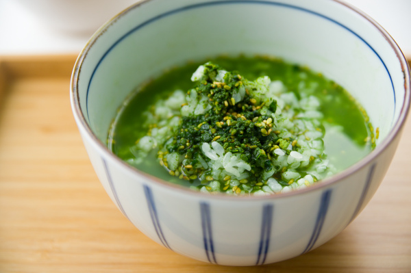 静岡産無農薬良質茶の一番摘み茶を粉茶にした豊かな風味の「静岡一番茶漬け」と最高級煎茶「大はしり」