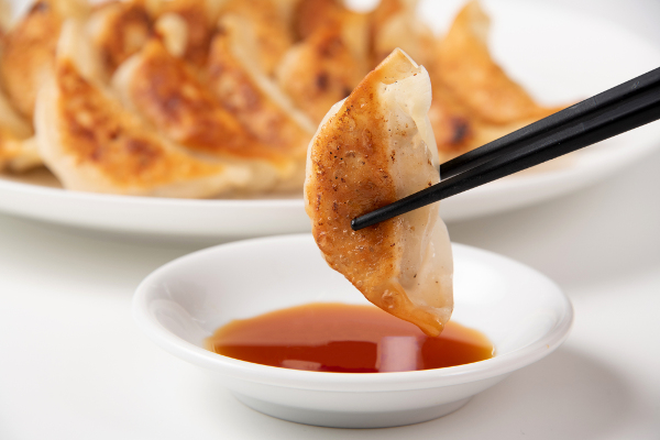 西日本No.1の餃子の皮メーカーがこだわるパリッモチッの皮で広島食材を包んだ自信作「もち豚餃子」