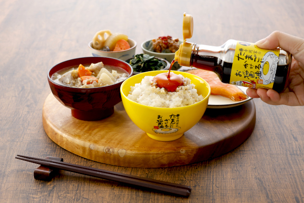 卵本来のおいしさを引き立てる「寺岡家のたまごにかけるお醤油」と、創業130年、伝統の杉桶で醸す「寺岡家の国産有機丸大豆醤油 蔵出し」