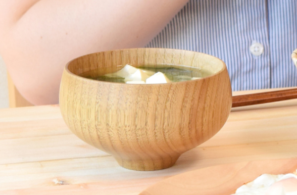 木のぬくもりと現代のライフスタイルにフィットする手軽さ。400年の技で作る木製お椀「かぐら椀」とレンジ対応の「曲げわっぱ」