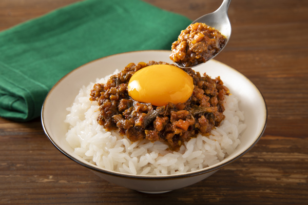スプーン1杯で本格カレーを味わえるご飯のお供！調味料選手権2025「ご飯のおとも部門」・最優秀賞に輝いた「白樺派のカレー ひとさじキーマ」
