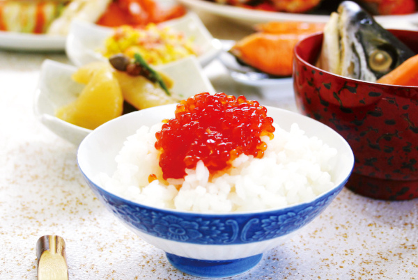 青森の弘前で3代続く目利きの技が光る「極 すじこ」と市場で焼き上げた「おすすめ焼魚セット」