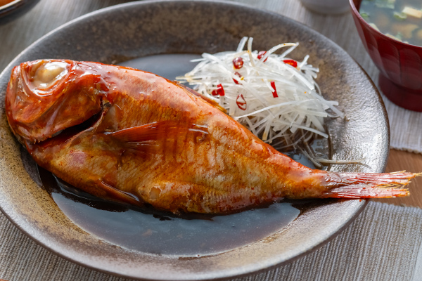 箸でほどける柔らかさ。八戸（はちのへ）の海の幸をまるごと味わう「八戸キンメ！ 金目鯛の煮つけ」