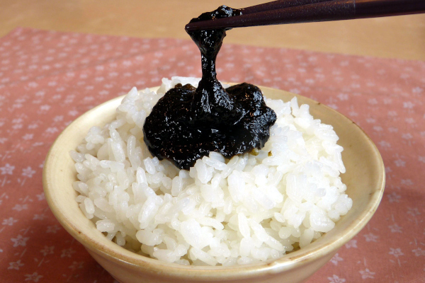 採れたての鮮度を閉じ込めた濃厚な旨み。磯の香りが広がる海苔佃煮「小豆島生のり」