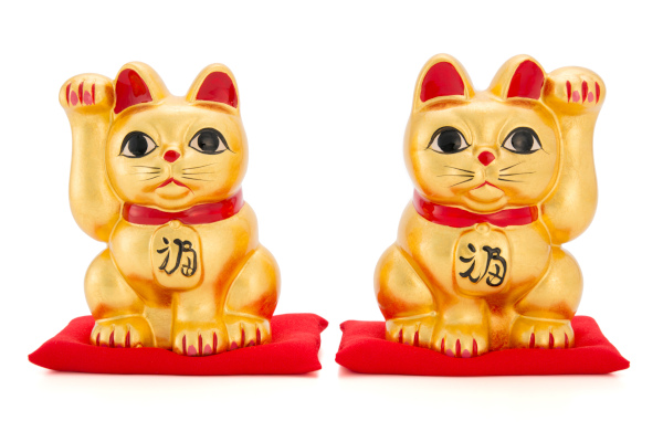 金沢の伝統技術で金箔をまとう幸運を呼ぶ招き猫「招財金猫」と、金箔入り美容液「Bireihi プライマリーフェイスローション」