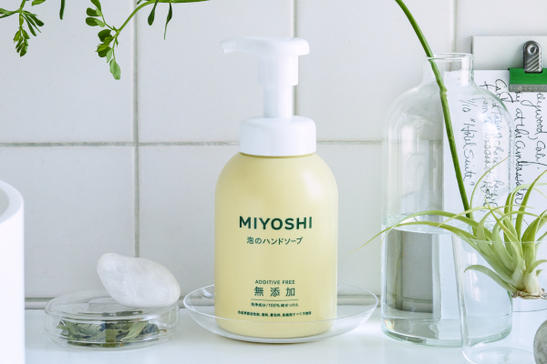 大切な家族の肌を優しく守る。すっきり「無添加 泡のハンドソープ」としっとり極上泡の洗顔せっけん「MIYOSHI PRIMAL SOAP FACE」