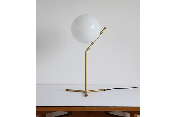 「FLOS（フロス）／IC LIGHTS T1 HIGH（アイシーライトT1 HIGH）／ ゴールド」（W 281mm×D291mm×H530mm、質量1.7kg）